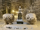Bild: Statue im Schnee 02 – Klick zum Vergrößern