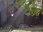 Bild: Sonnenstrahlen an Stadtmauer – Klick zum Vergrößern